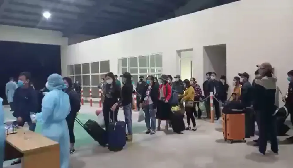 Hàng trăm công dân Việt Nam từ Lào về qua Cửa khẩu quốc tế Cầu Treo ảnh 3