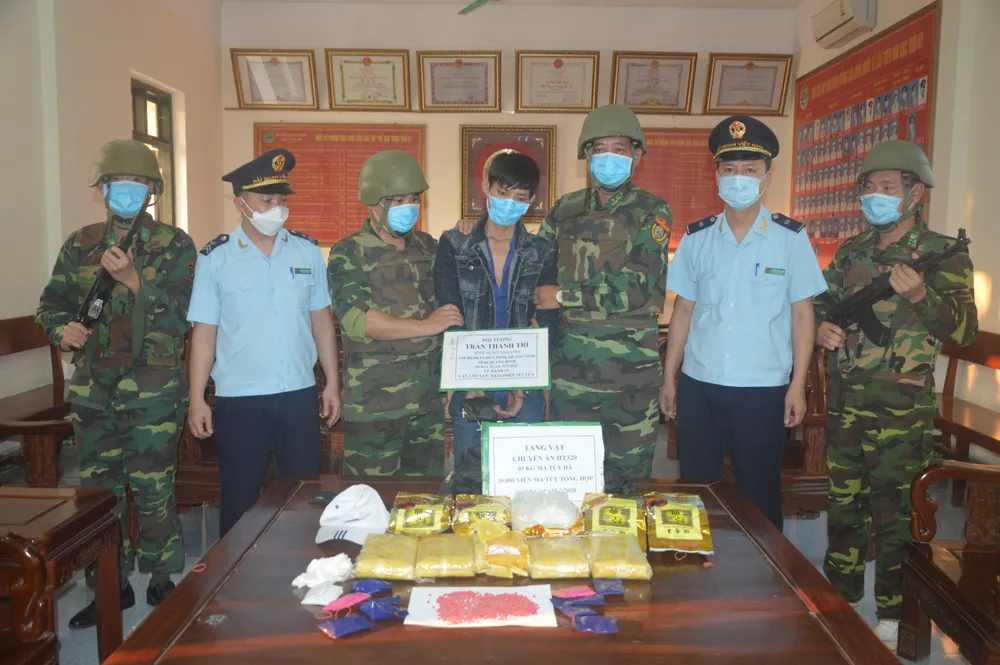 Bắt giữ đối tượng vận chuyển 5kg ma túy đá, 30.000 viên ma túy tổng hợp ảnh 2