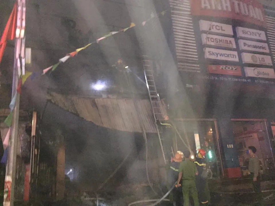 Cháy cửa hàng sửa chữa, kinh doanh thiết bị ô tô khiến 2 người tử vong ảnh 2