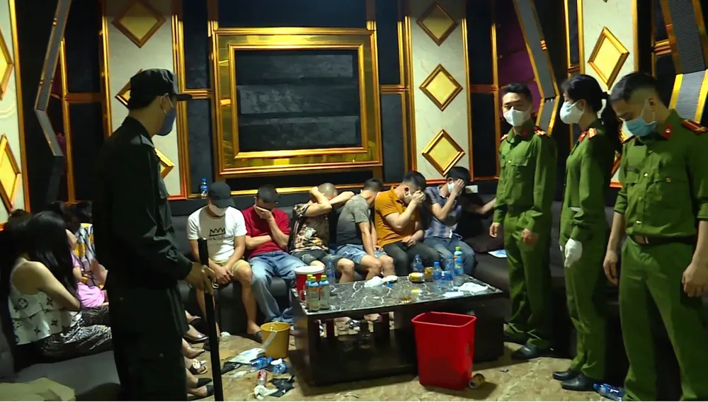 Khởi tố 1 bị can trong vụ 76 người “bay lắc” ma túy tại quán karaoke ảnh 1