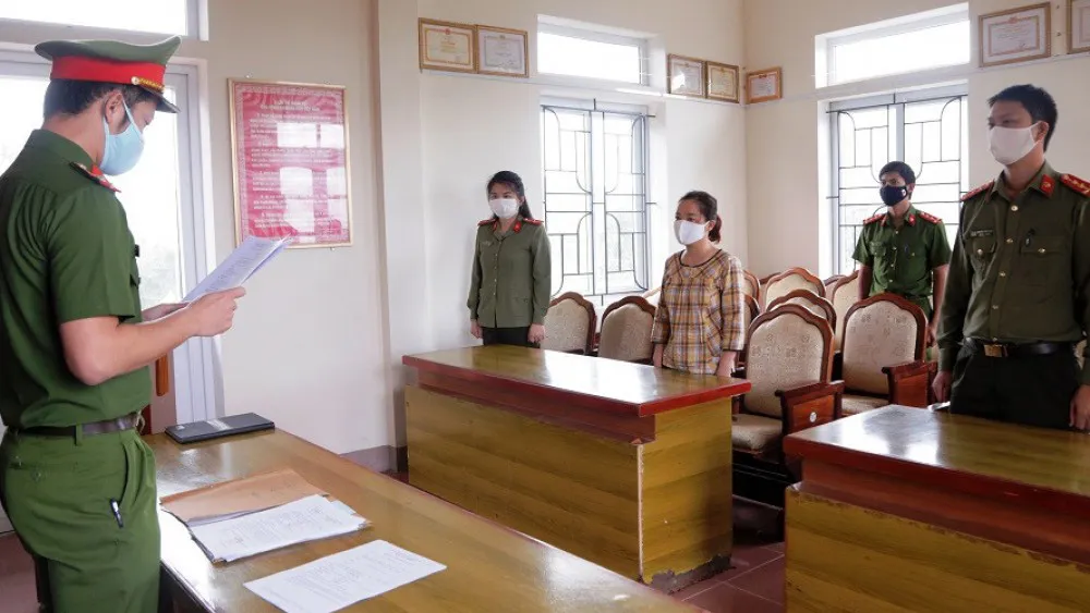 Công an đọc các quyết định khởi tố đối với Cao Thị Ngọc Ánh. Ảnh: Công an Hà Tĩnh