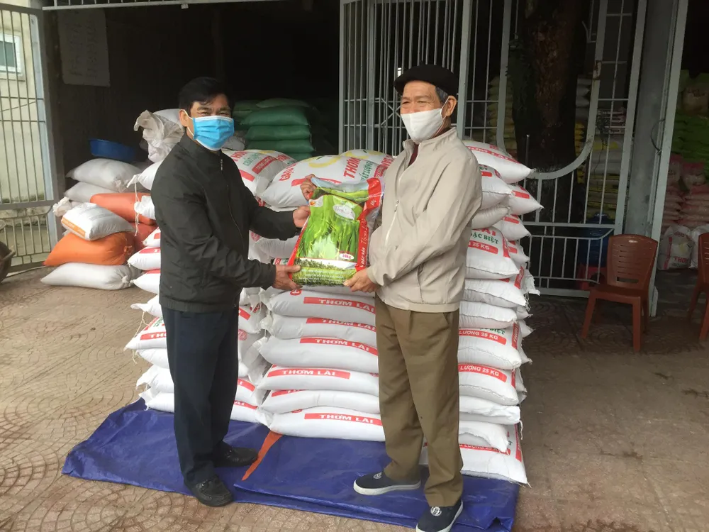 Nhiều hộ dân ở TP Hà Tĩnh ủng hộ hàng tấn gạo phòng chống dịch Covid-19 ảnh 2