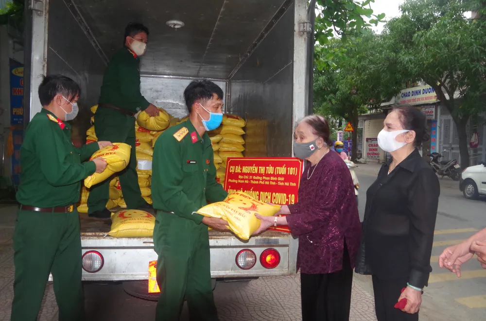 Nhiều hộ dân ở TP Hà Tĩnh ủng hộ hàng tấn gạo phòng chống dịch Covid-19 ảnh 3