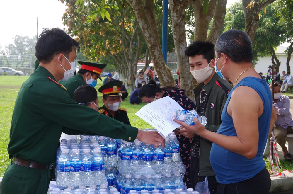 Bàn giao hơn 600 công dân đã hoàn thành thời gian cách ly tập trung ảnh 1
