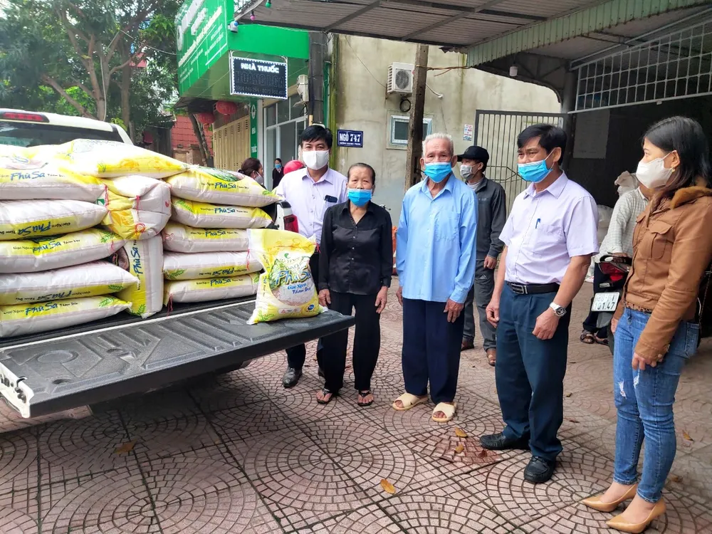 Vợ chồng cụ ông 91 tuổi ủng hộ hơn 2 tấn gạo phòng chống dịch Covid-19 ảnh 1