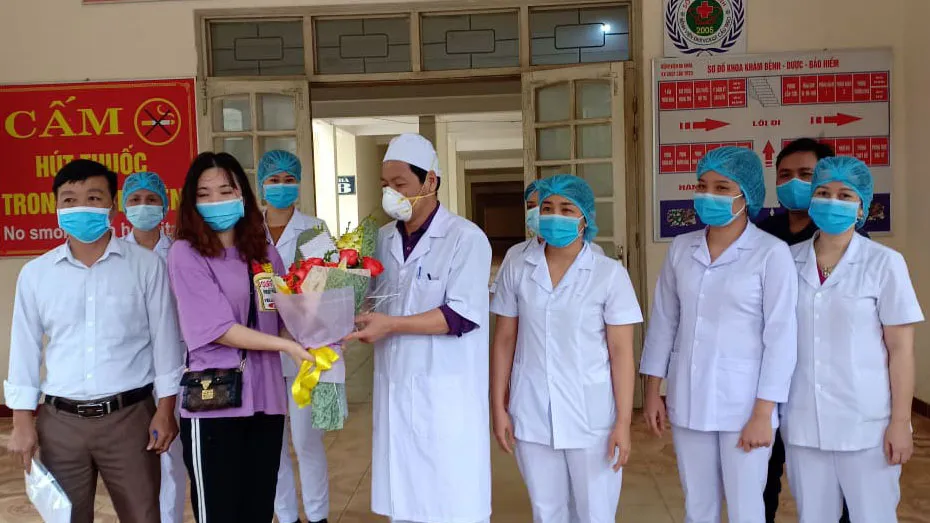 Bệnh nhân thứ 146 tặng hoa cảm ơn các y bác sĩ Bệnh viện Đa khoa khu vực Cửa khẩu Quốc tế Cầu Treo