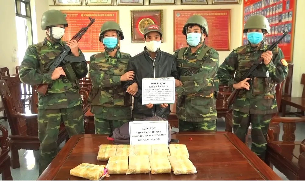 Đối tượng Kha Văn Mun bị bắt giữ cùng tang vật 