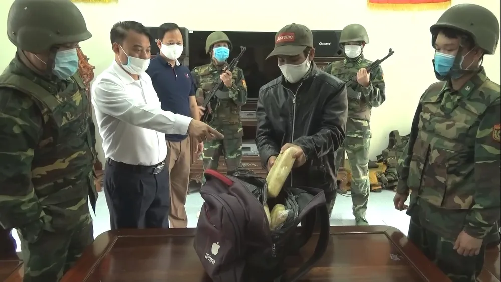 Bắt quả tang đối tượng vận chuyển 60.000 viên ma túy tổng hợp qua biên giới ảnh 2