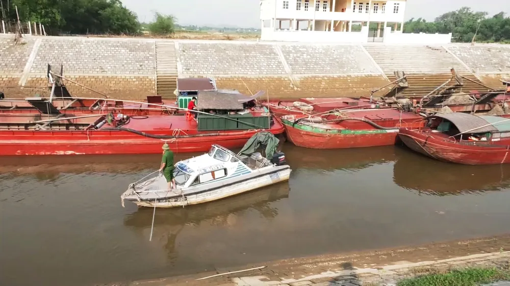 Phát hiện 6 sà lan khai thác cát trái phép trên sông Lam ảnh 1