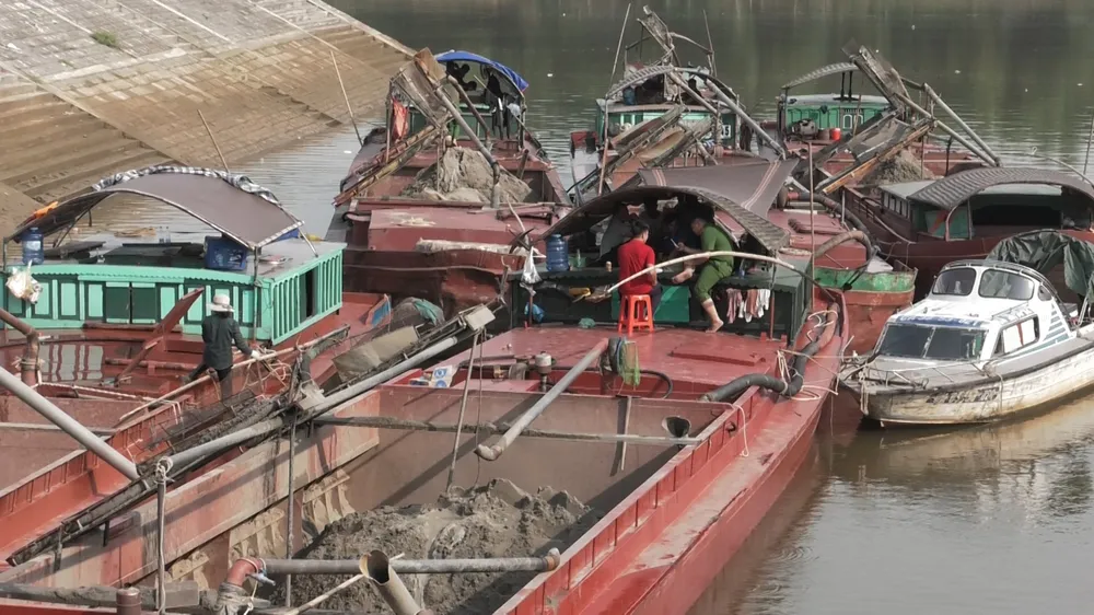 Phát hiện 6 sà lan khai thác cát trái phép trên sông Lam ảnh 3