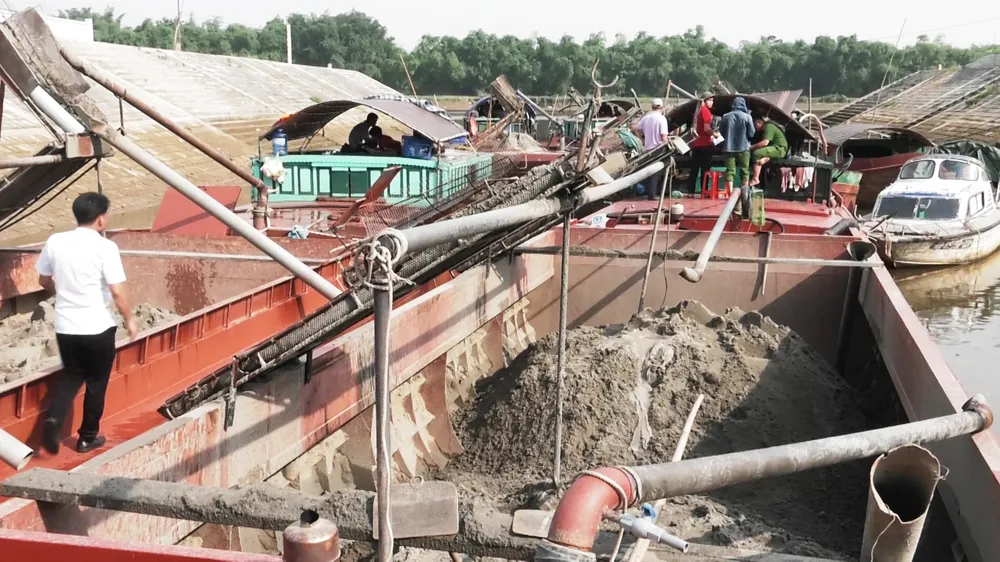 Phát hiện 6 sà lan khai thác cát trái phép trên sông Lam ảnh 4