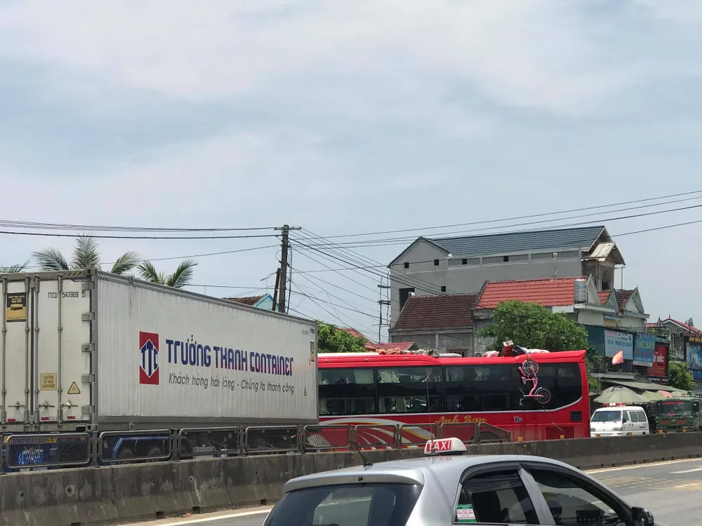 Tai nạn giữa xe khách và xe container, 2 người thương vong ảnh 5