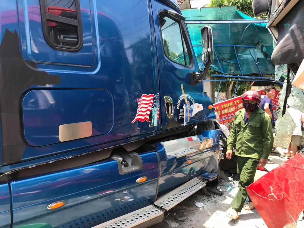 Tai nạn giữa xe khách và xe container, 2 người thương vong ảnh 2