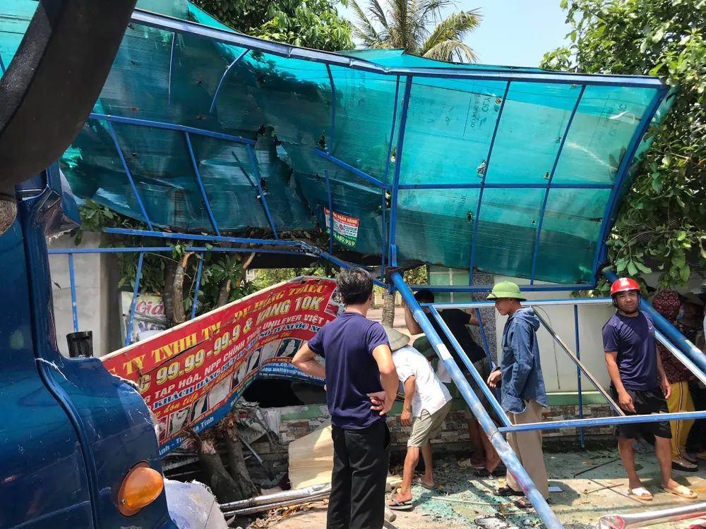 Tai nạn giữa xe khách và xe container, 2 người thương vong ảnh 6