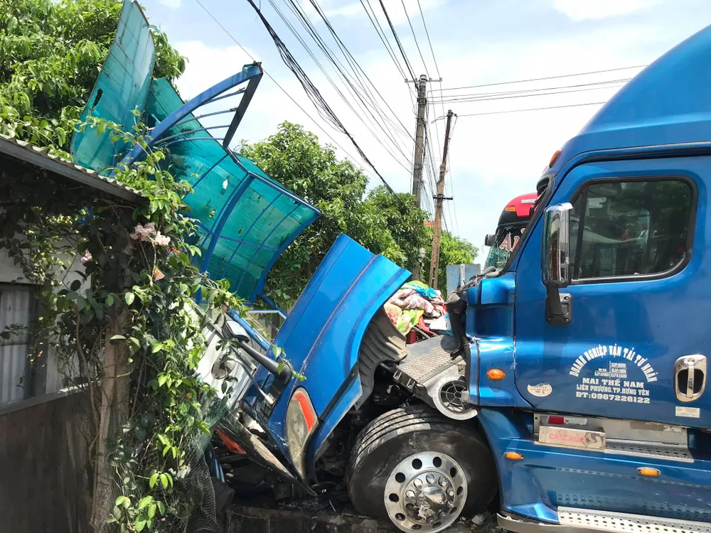 Tai nạn giữa xe khách và xe container, 2 người thương vong ảnh 4