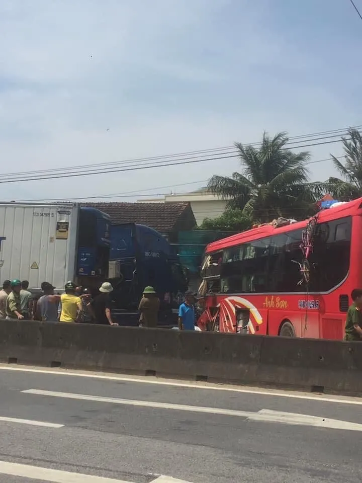 Tai nạn giữa xe khách và xe container, 2 người thương vong ảnh 10