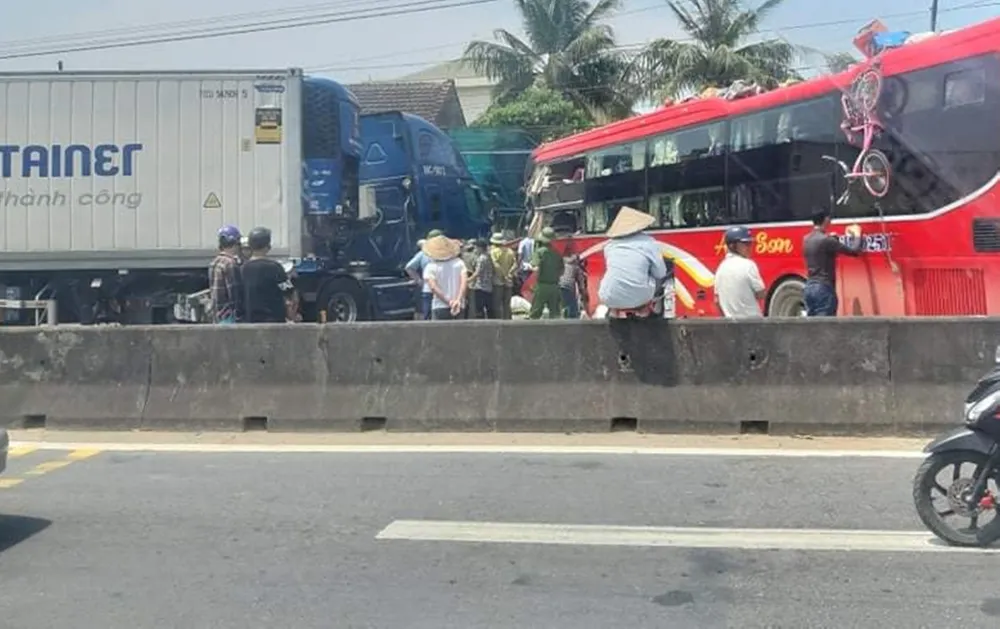 Tai nạn giữa xe khách và xe container, 2 người thương vong ảnh 8