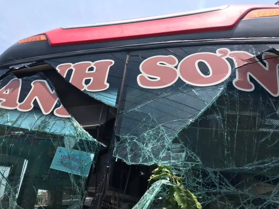 Tai nạn giữa xe khách và xe container, 2 người thương vong ảnh 3