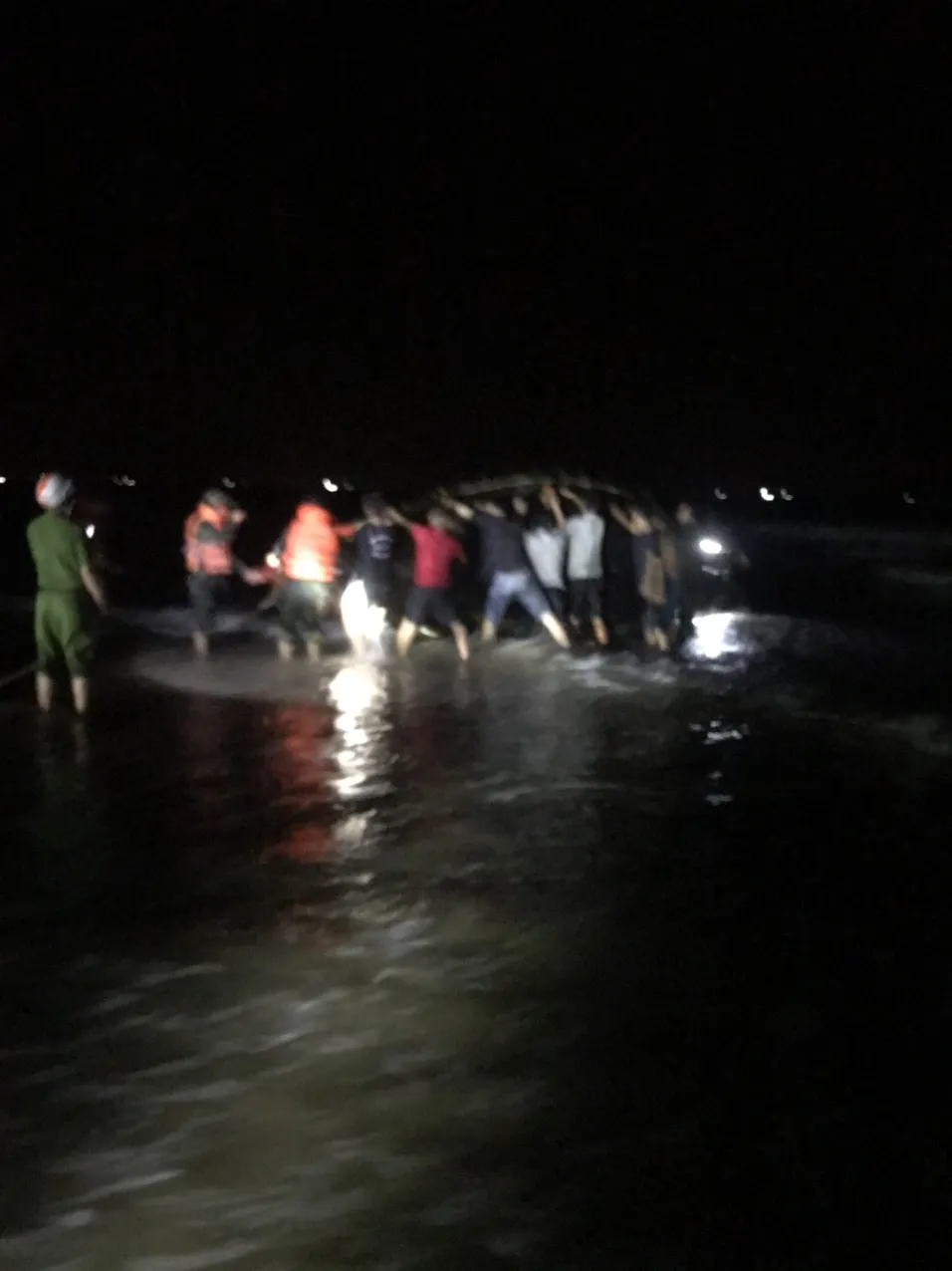 Kịp thời cứu sống nhiều ngư dân bị chìm thuyền trên biển ảnh 4