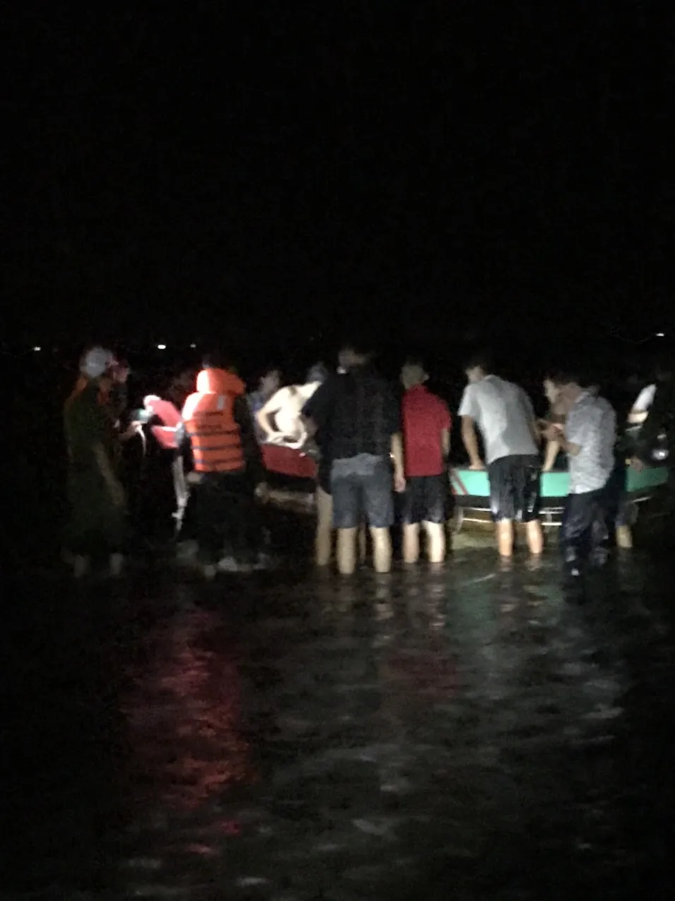 Kịp thời cứu sống nhiều ngư dân bị chìm thuyền trên biển ảnh 3