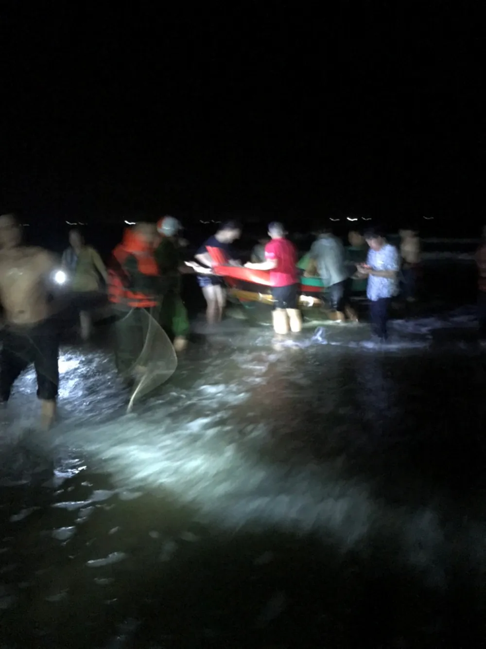 Kịp thời cứu sống nhiều ngư dân bị chìm thuyền trên biển ảnh 1