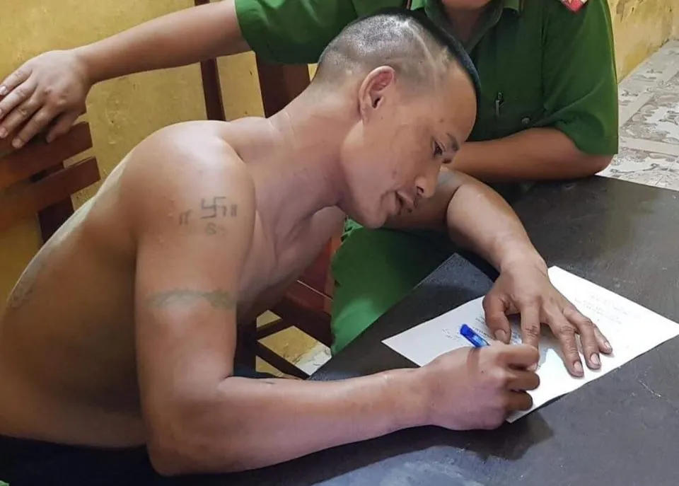 Khởi tố đối tượng dùng dao tấn công lực lượng công an ảnh 1