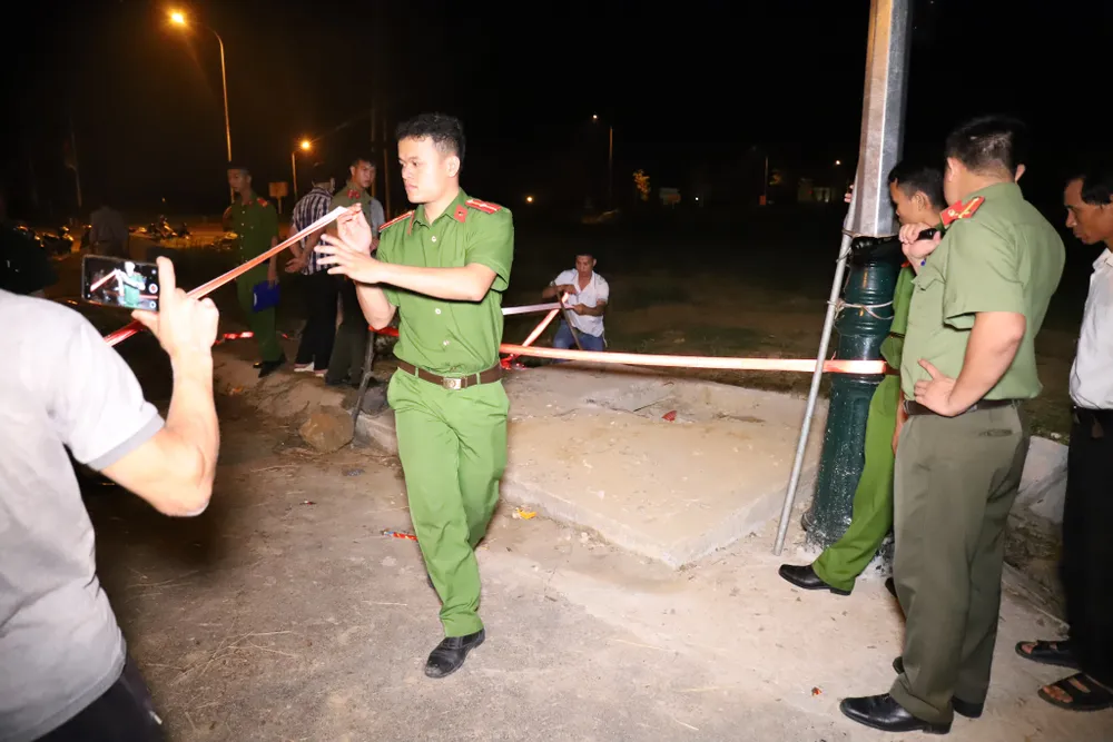 Phát hiện bé trai 4 tuổi tử vong dưới hố ga bên đường ảnh 1