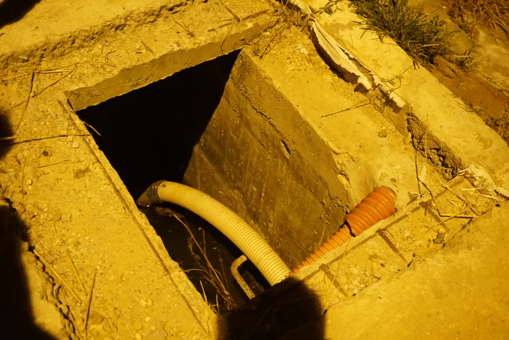 Phát hiện bé trai 4 tuổi tử vong dưới hố ga bên đường ảnh 5