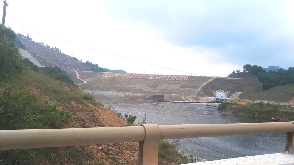 Một góc phía hạ du hồ chứa nước Ngàn Trươi 