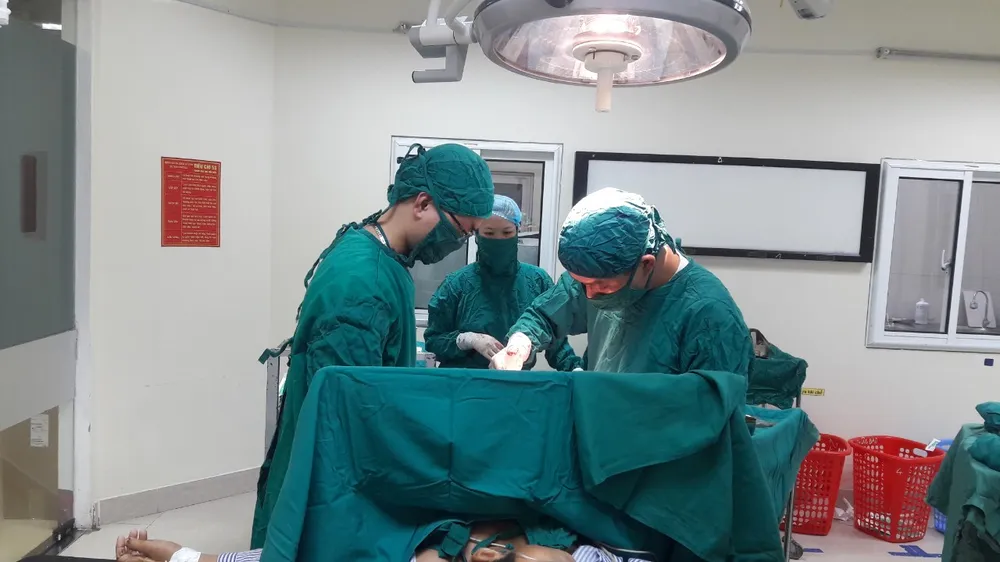 Cứu sống bệnh nhân bị dị vật dài gần 20cm đâm xuyên ngực trái ảnh 2