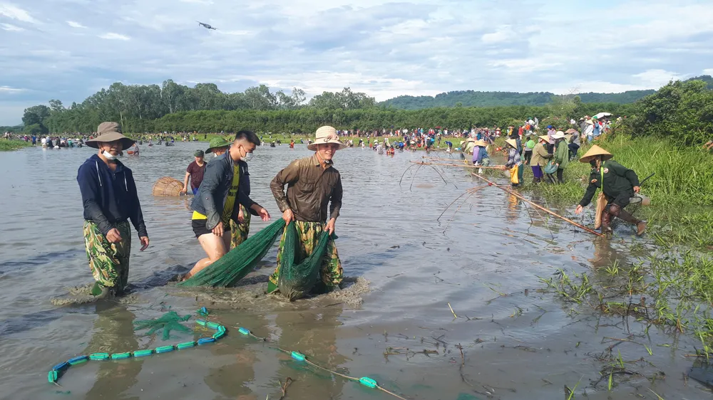 Hàng ngàn người dân nô nức tham gia lễ hội đánh cá “độc nhất” ở Hà Tĩnh ảnh 12