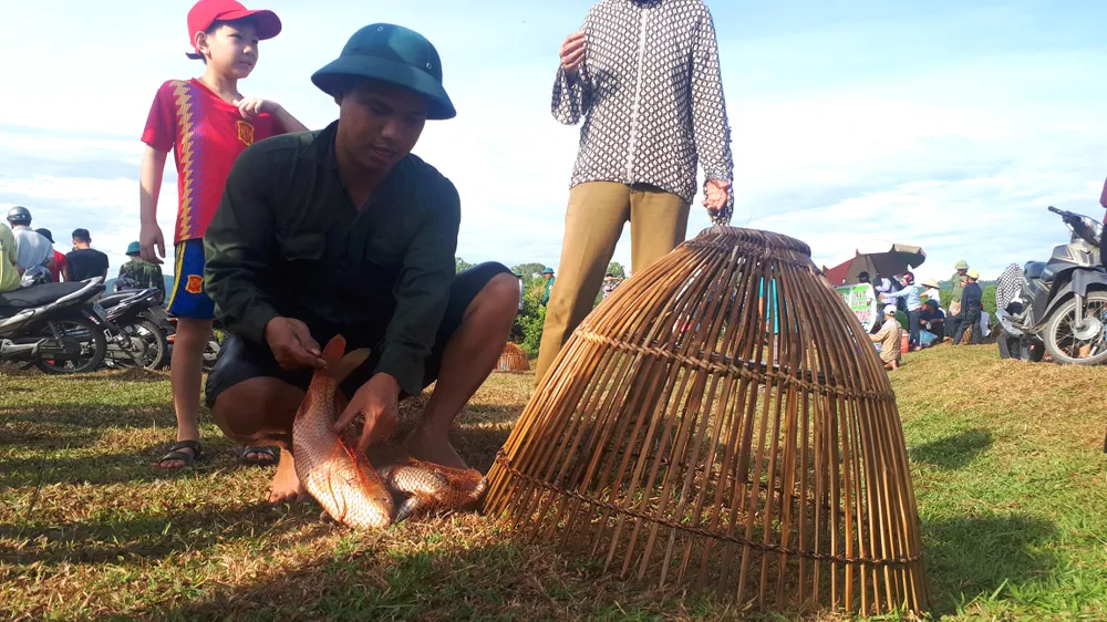 Hàng ngàn người dân nô nức tham gia lễ hội đánh cá “độc nhất” ở Hà Tĩnh ảnh 18
