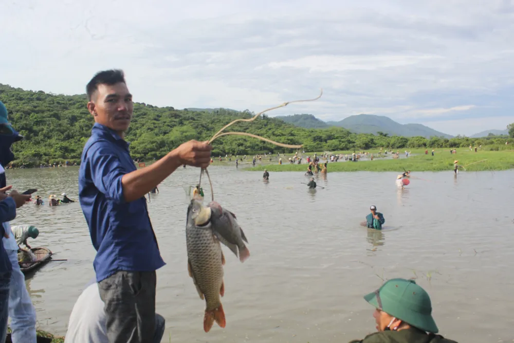 Hàng ngàn người dân nô nức tham gia lễ hội đánh cá “độc nhất” ở Hà Tĩnh ảnh 15