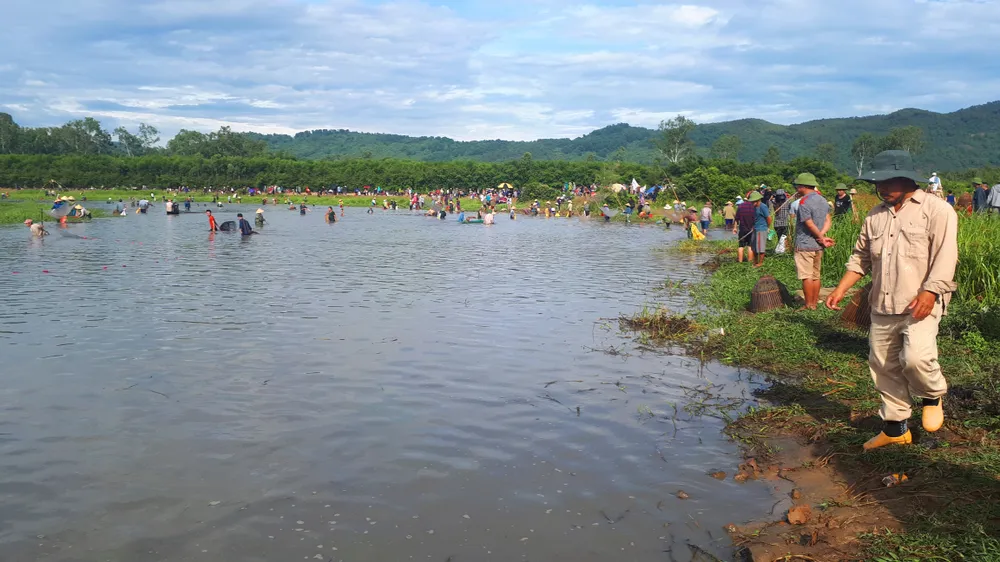 Hàng ngàn người dân nô nức tham gia lễ hội đánh cá “độc nhất” ở Hà Tĩnh ảnh 10