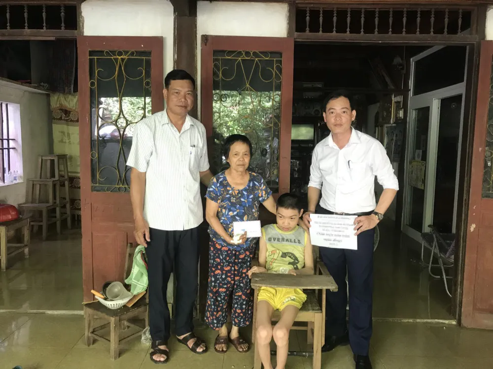 Trao 22,5 triệu đồng cho gia đình khó khăn ở Hà Tĩnh ảnh 1