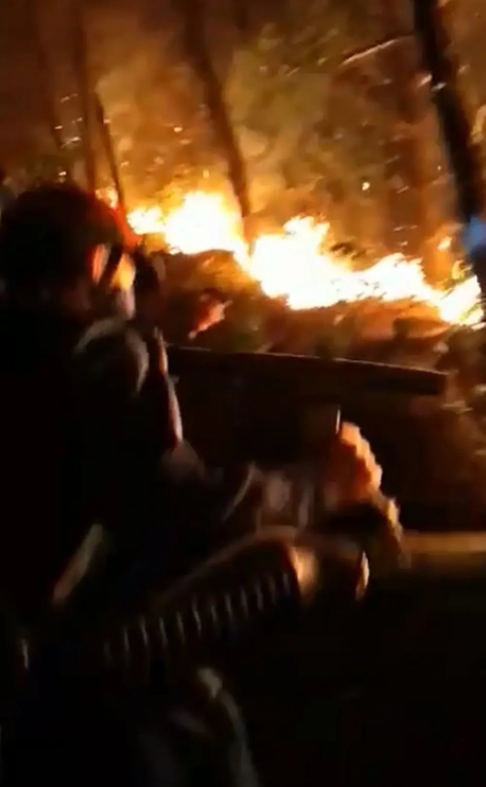 Dập tắt một vụ cháy rừng trong đêm ở Hà Tĩnh ảnh 3