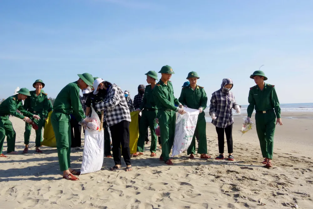 Hơn 1.000 đoàn viên thanh niên ra quân làm sạch môi trường bãi biển ở Hà Tĩnh ảnh 3
