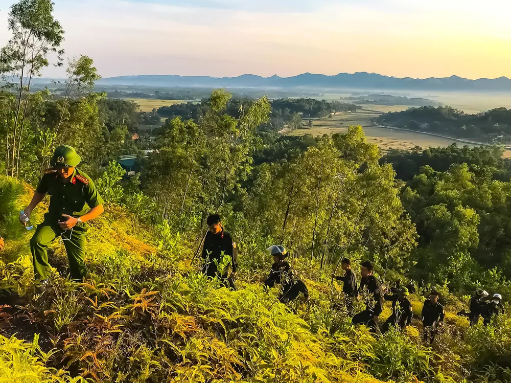 Vừa được khống chế, lửa bùng phát trở lại trên dãy núi ở Hà Tĩnh ảnh 7