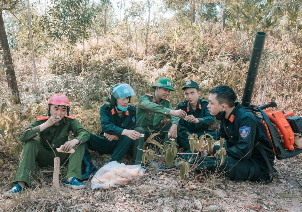 Vừa được khống chế, lửa bùng phát trở lại trên dãy núi ở Hà Tĩnh ảnh 6