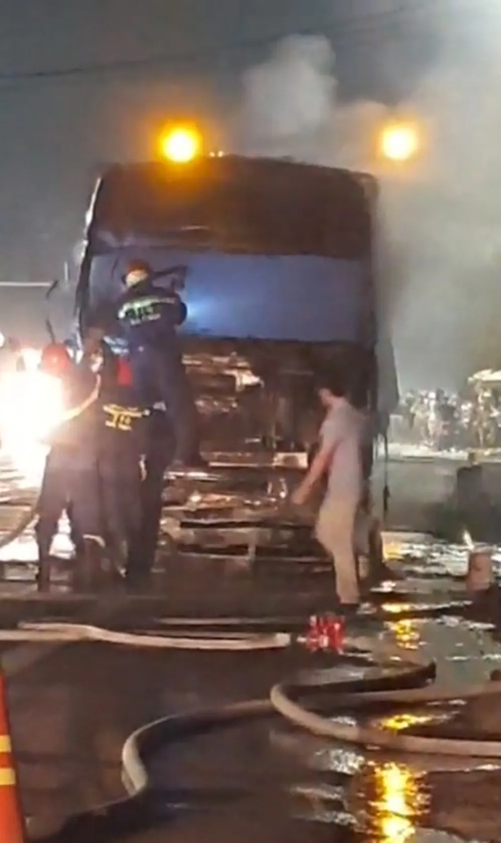 Va chạm giữa xe tải và xe máy, 1 người tử vong, xe tải bốc cháy dữ dội  ảnh 4