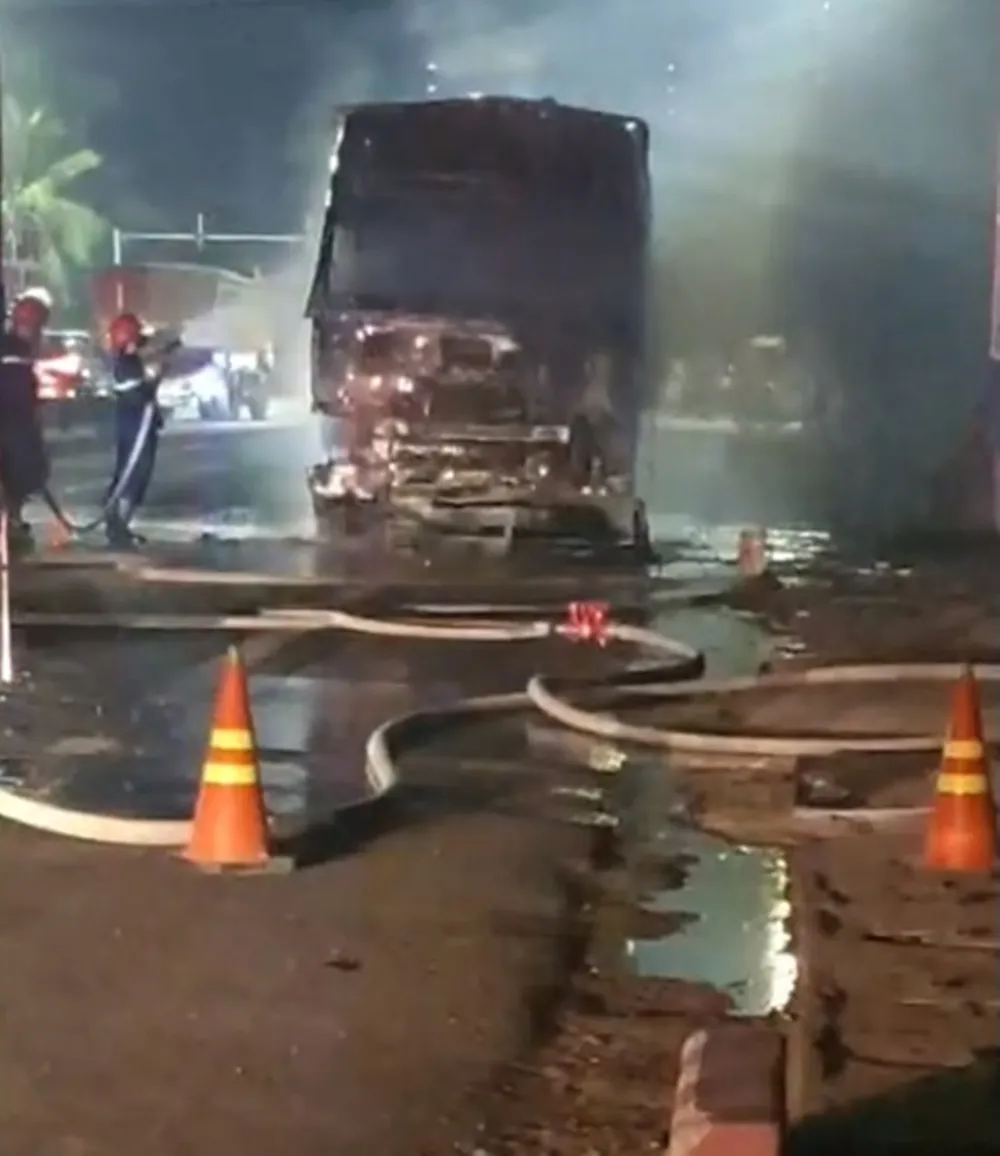 Va chạm giữa xe tải và xe máy, 1 người tử vong, xe tải bốc cháy dữ dội  ảnh 3