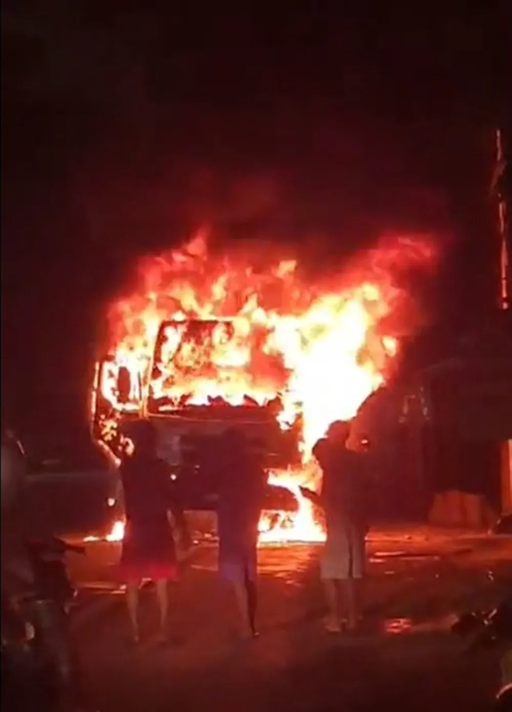 Va chạm giữa xe tải và xe máy, 1 người tử vong, xe tải bốc cháy dữ dội  ảnh 1