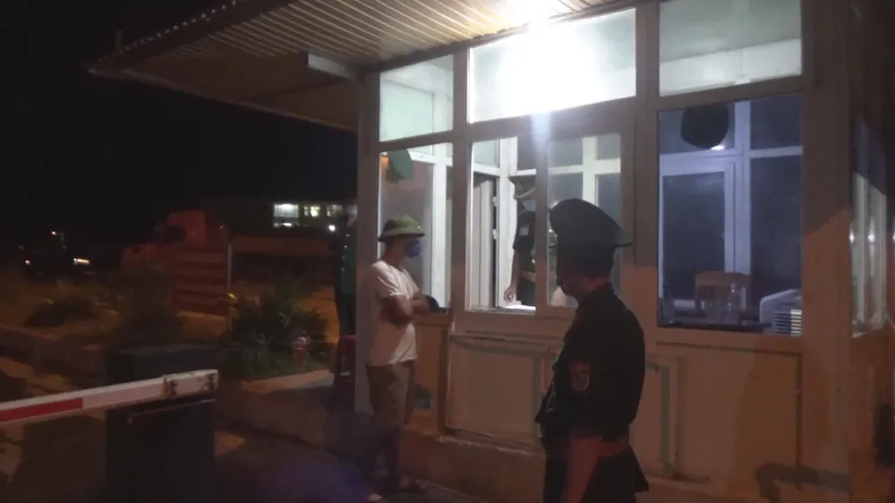 Đổi hộ chiếu người khác để tránh kiểm tra y tế khi nhập cảnh ảnh 1