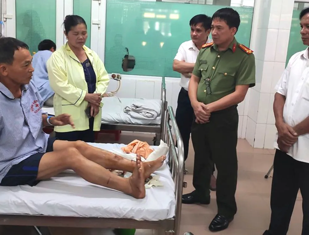 Lãnh đạo Công an huyện Nghi Xuân đến thăm hỏi, động viên anh Phạm Trung Kiền đang điều trị tại bệnh viện. Ảnh: Công an huyện Nghi Xuân cung cấp