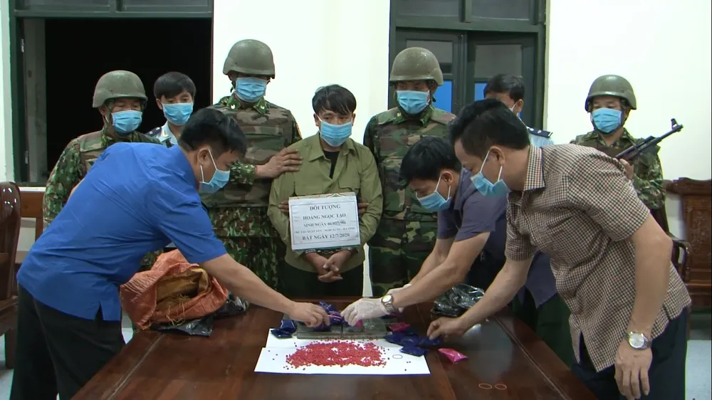 Bắt giữ đối tượng vận chuyển 6 bánh heroin và 7.600 viên ma túy  ảnh 5