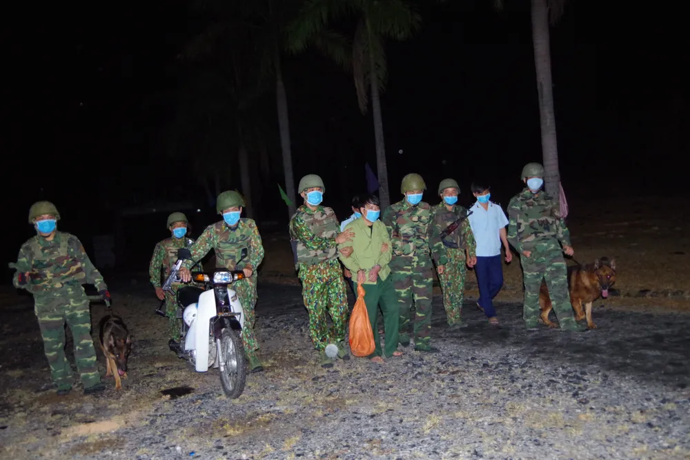 Bắt giữ đối tượng vận chuyển 6 bánh heroin và 7.600 viên ma túy  ảnh 1