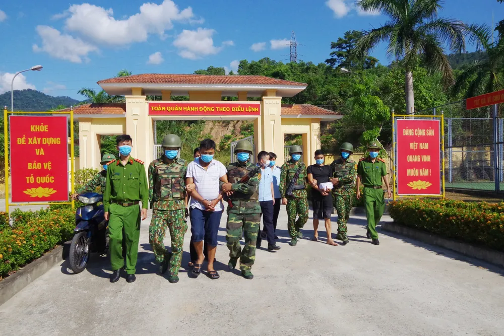 Bắt giữ 2 đối tượng vận chuyển 1 bánh heroin và 1kg ketamine ở khu vực biên giới ảnh 1