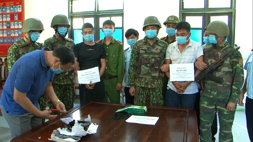 Bắt giữ 2 đối tượng vận chuyển 1 bánh heroin và 1kg ketamine ở khu vực biên giới ảnh 4