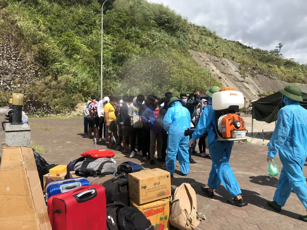 Tiếp nhận, cách ly tập trung hơn 600 sinh viên Lào trở lại Việt Nam học tập ảnh 1