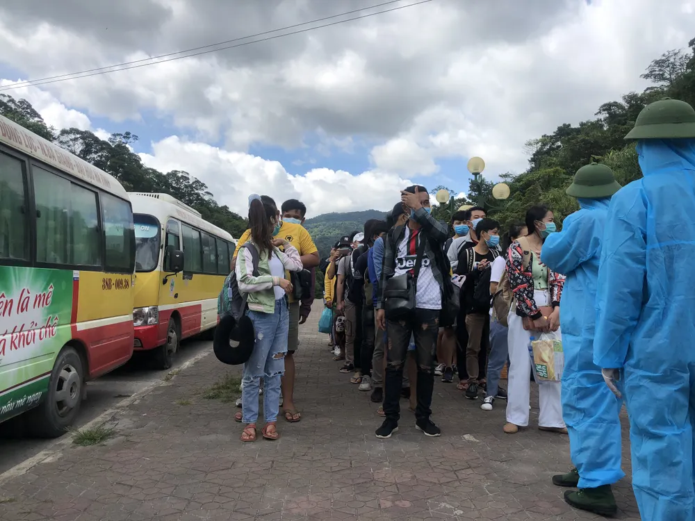 Tiếp nhận, cách ly tập trung hơn 600 sinh viên Lào trở lại Việt Nam học tập ảnh 6